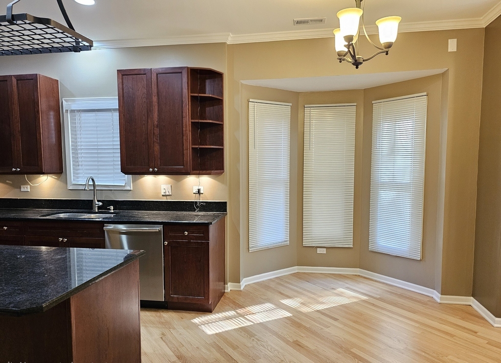 1310 W Fletcher Street - Photo 6