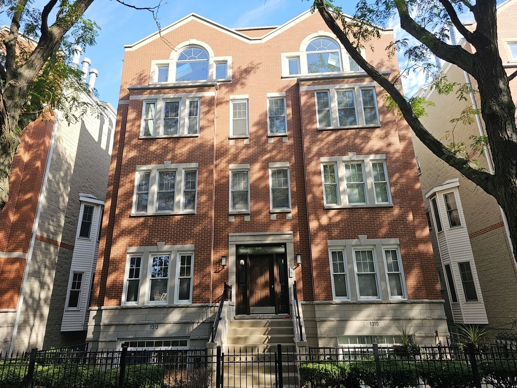 1310 W Fletcher Street - Photo 0