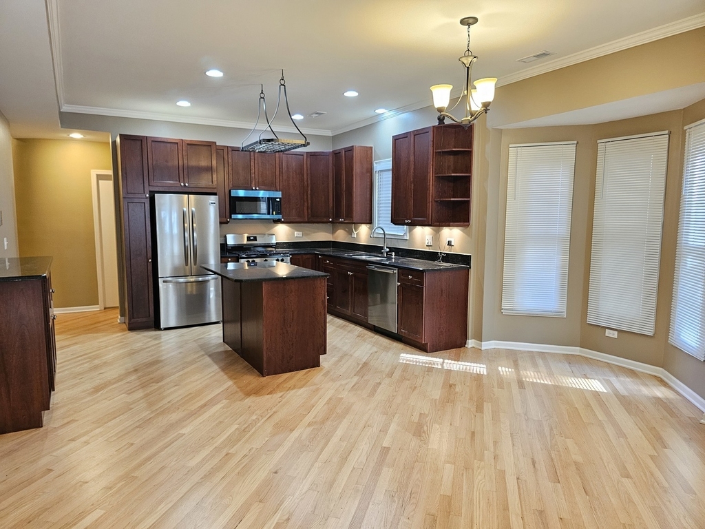 1310 W Fletcher Street - Photo 1