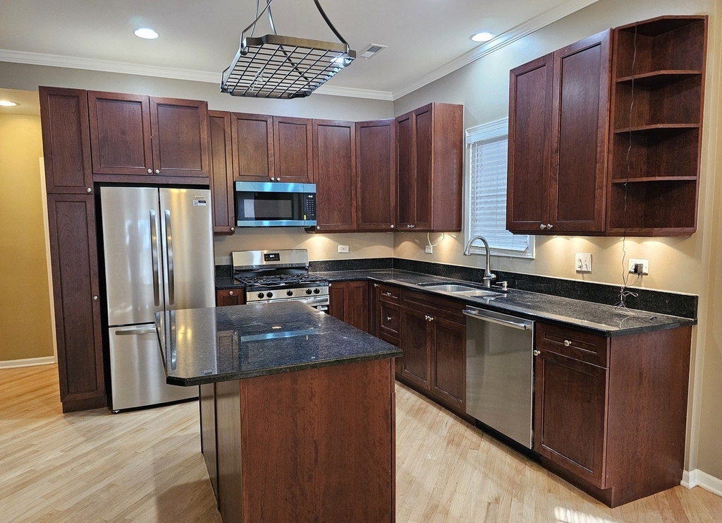 1310 W Fletcher Street - Photo 2