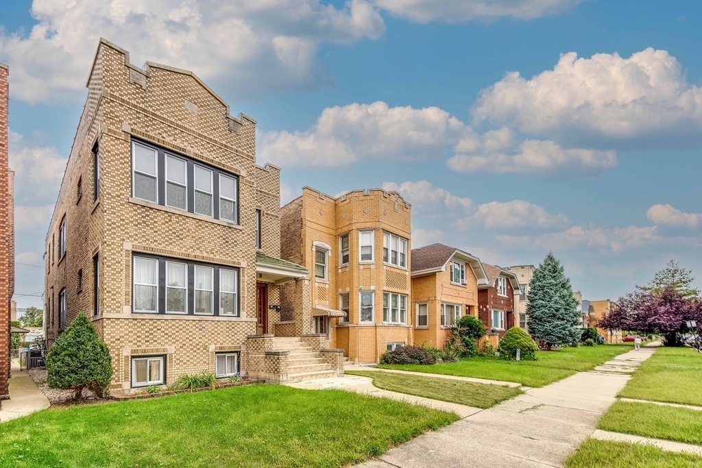 5225 W Melrose Street - Photo 1
