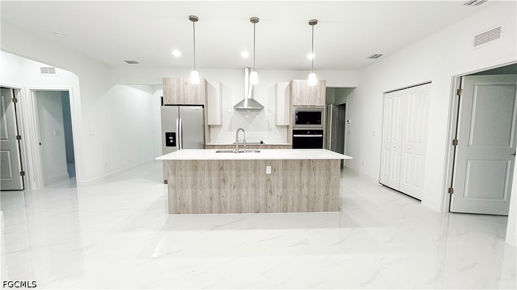 714 Carbon Street E - Photo 3