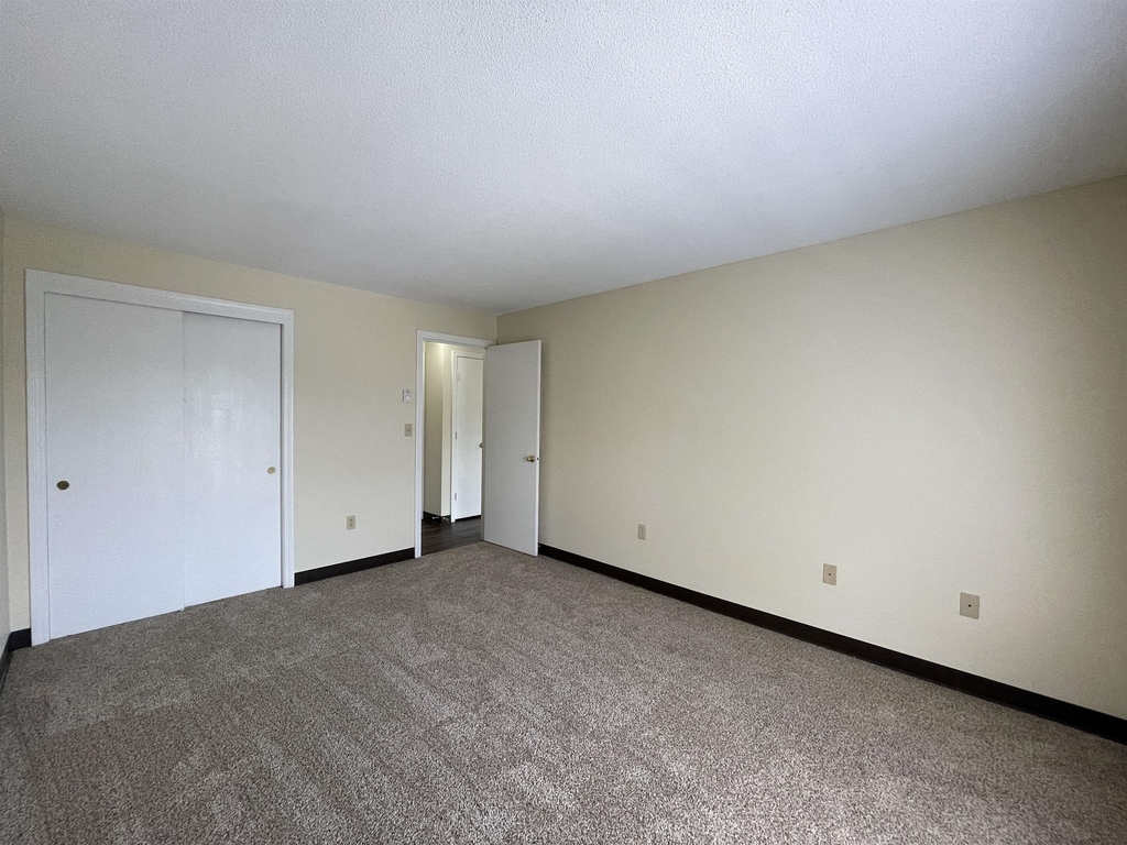 147 Eastern - Photo 24
