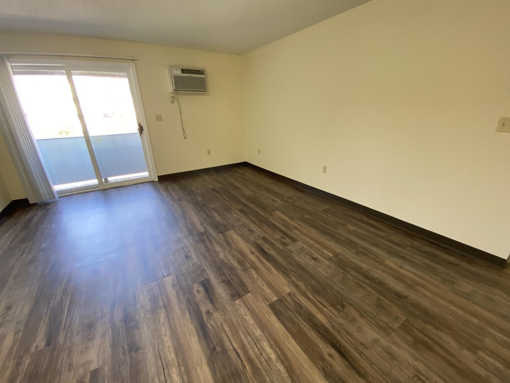 147 Eastern - Photo 18