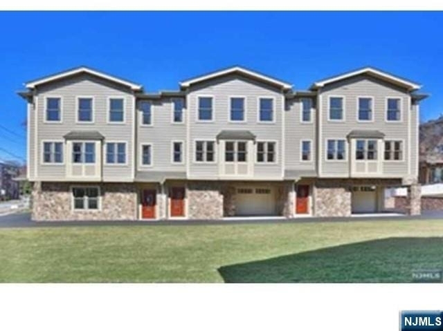 452 Grand - Photo 0