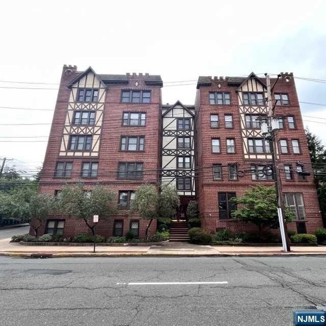 109 Grand - Photo 1