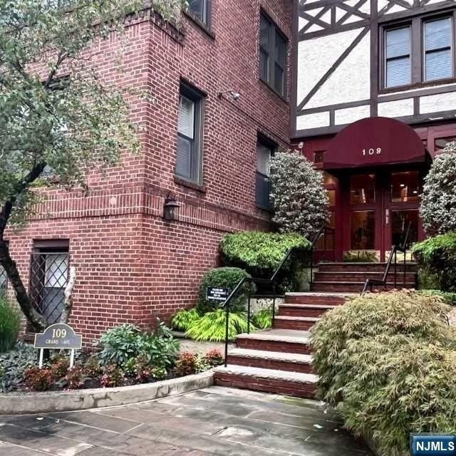109 Grand - Photo 2