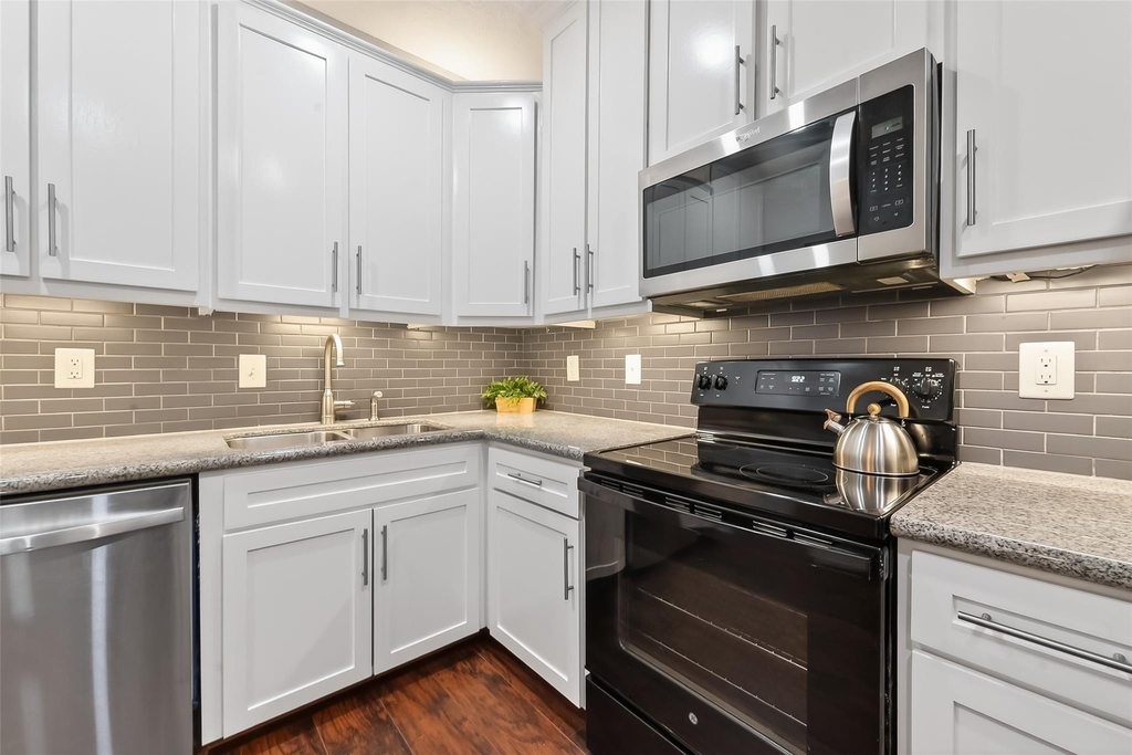 2100 Tanglewilde Street - Photo 6