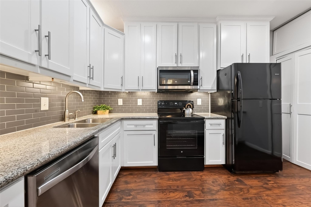 2100 Tanglewilde Street - Photo 8