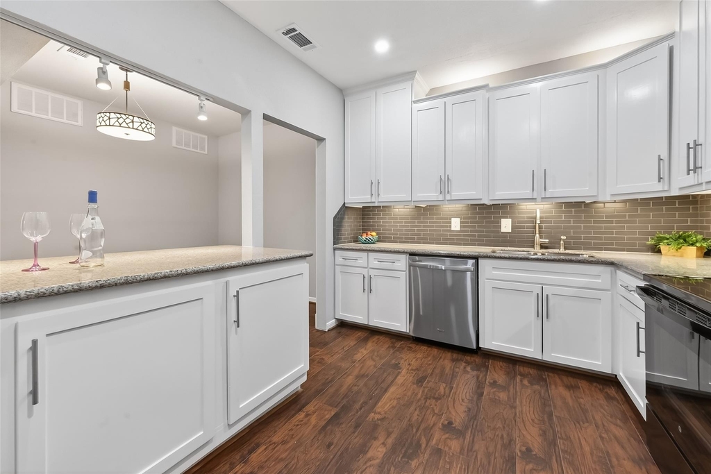 2100 Tanglewilde Street - Photo 7