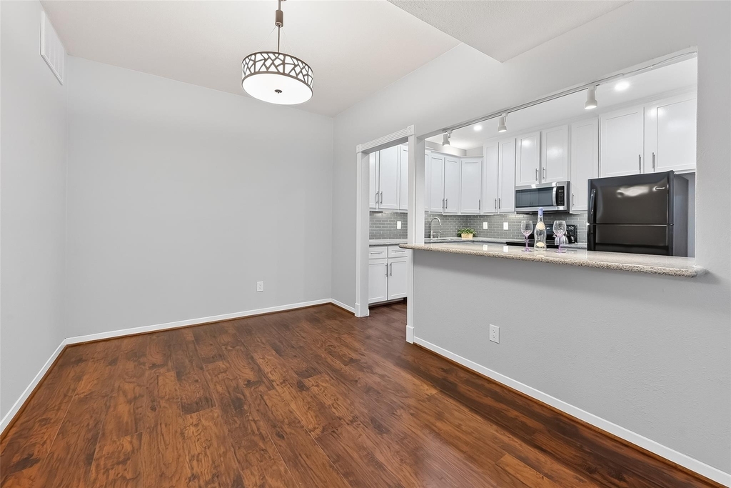 2100 Tanglewilde Street - Photo 5