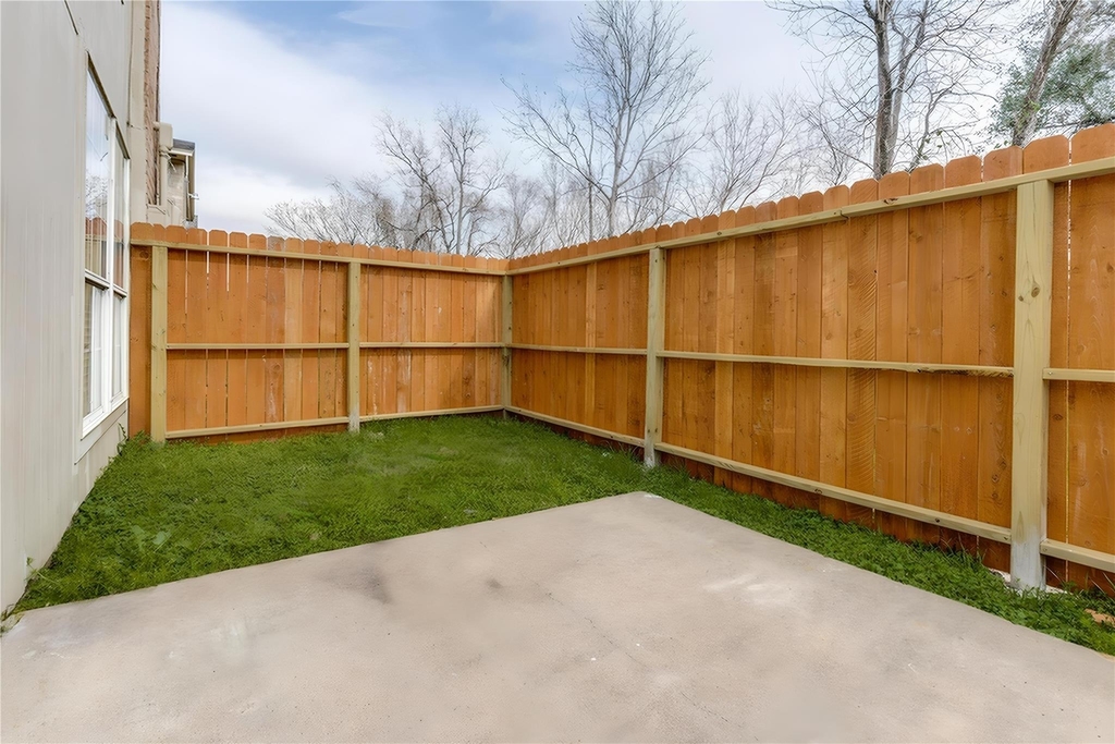 1912 Avenue B - Photo 2