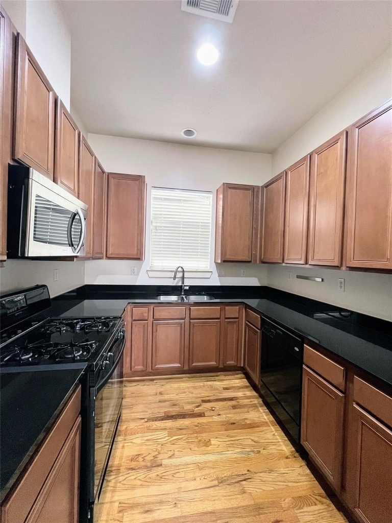 1126 Bonner Street - Photo 7