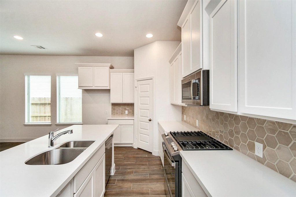 1318 Lakeside Creek Road - Photo 4