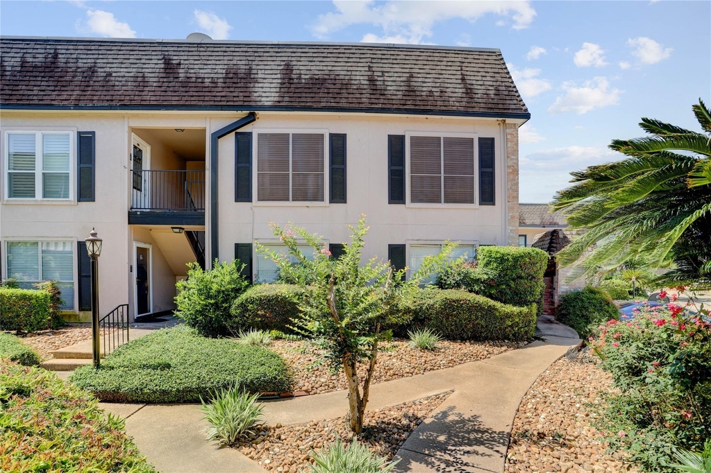 1807 Stoney Brook Drive - Photo 2