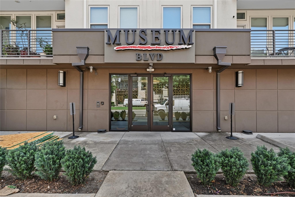 4819 Caroline Street - Photo 2