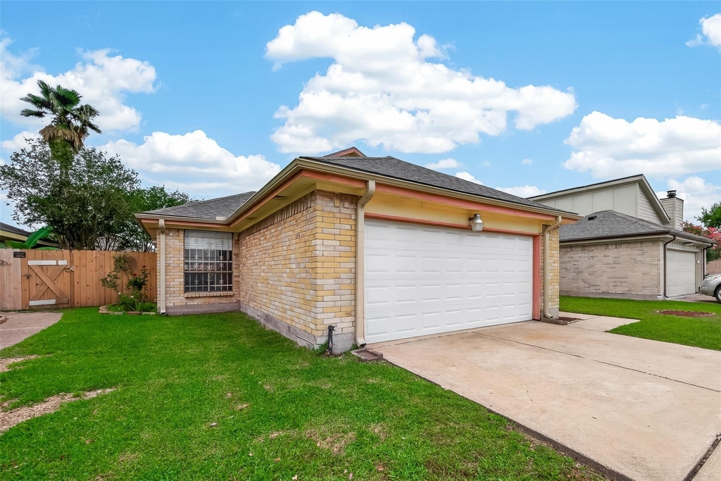 13431 Clarewood Drive - Photo 2