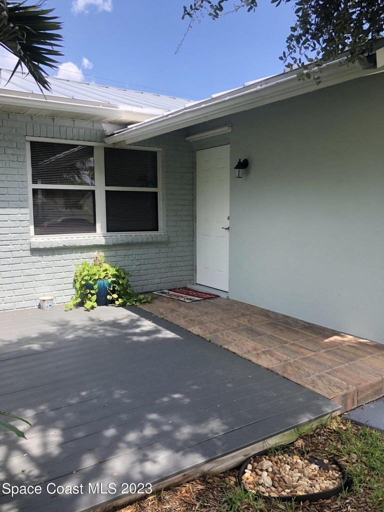 2046 Sea Avenue - Photo 2