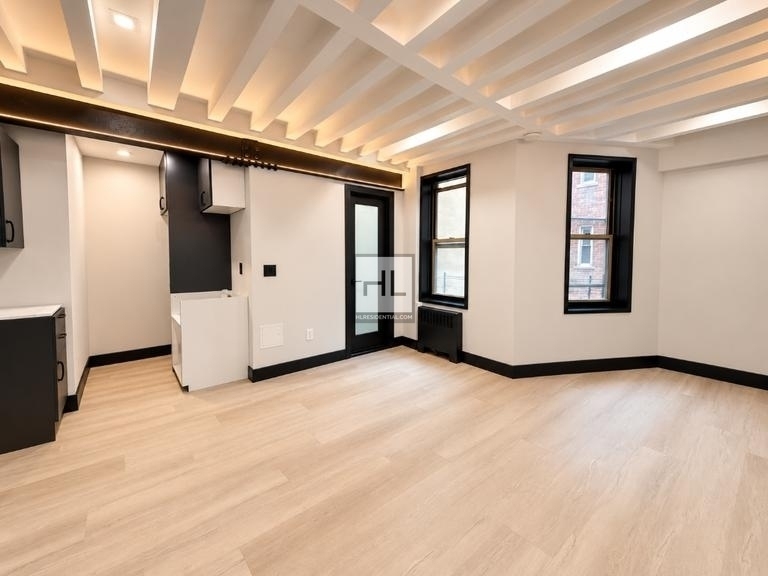 East 58 Street - Photo 1