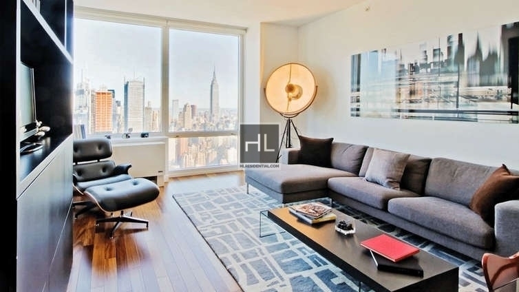 West 42 Street - Photo 1