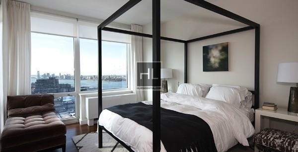West 42 Street - Photo 0