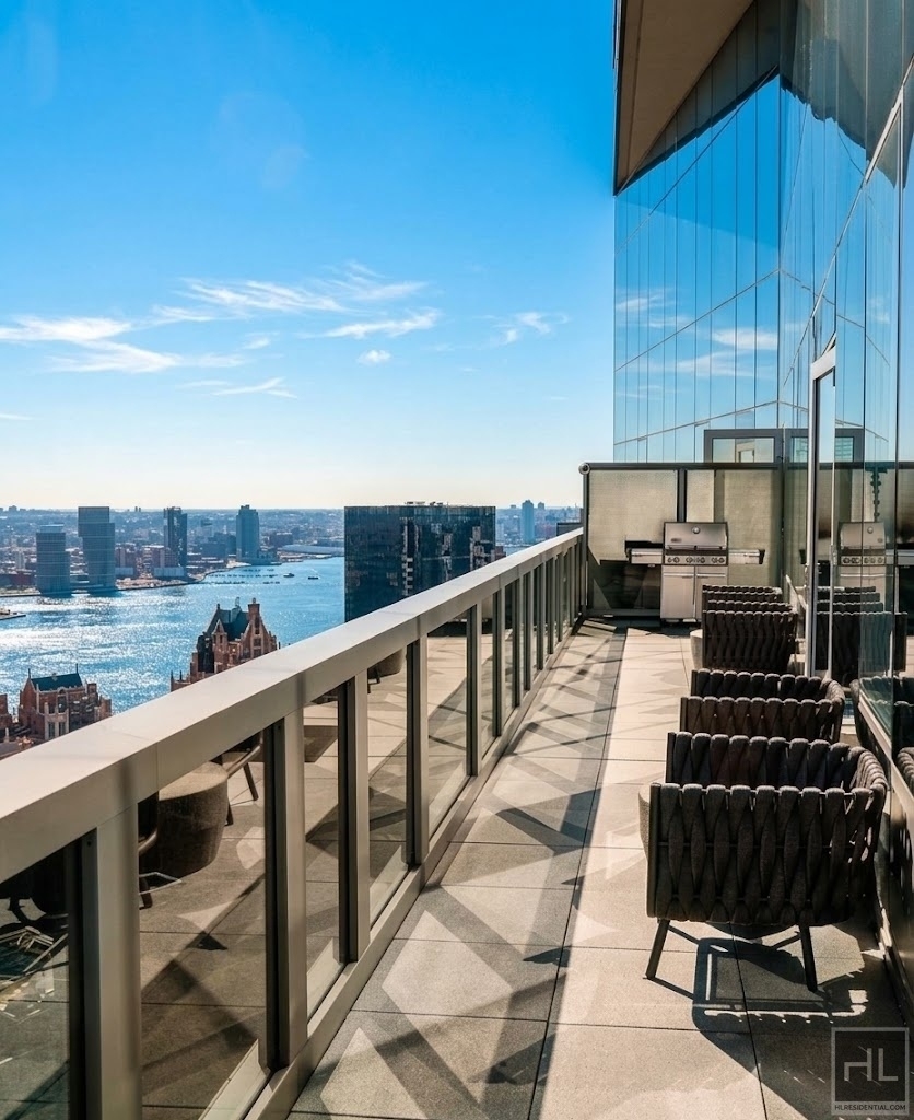 East 44th Street - Photo 6