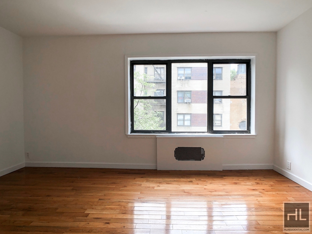 East 61 Street - Photo 0