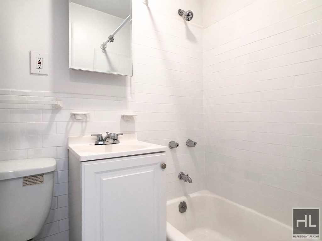 East 61 Street - Photo 4