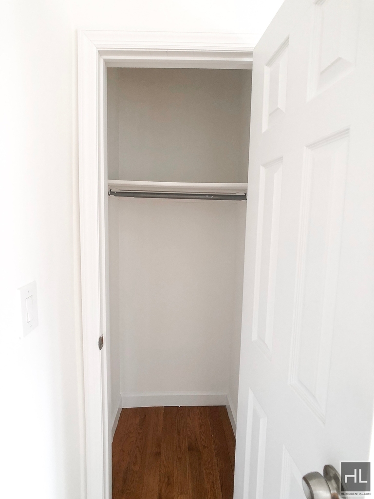 East 61 Street - Photo 2
