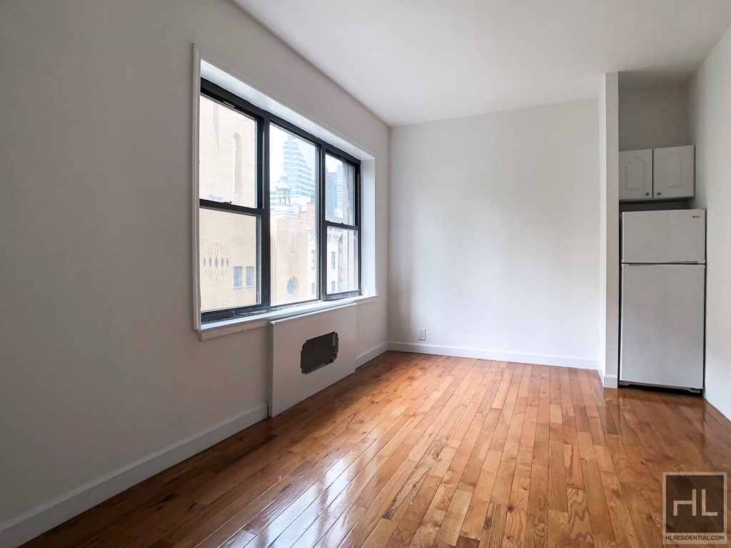East 61 Street - Photo 1