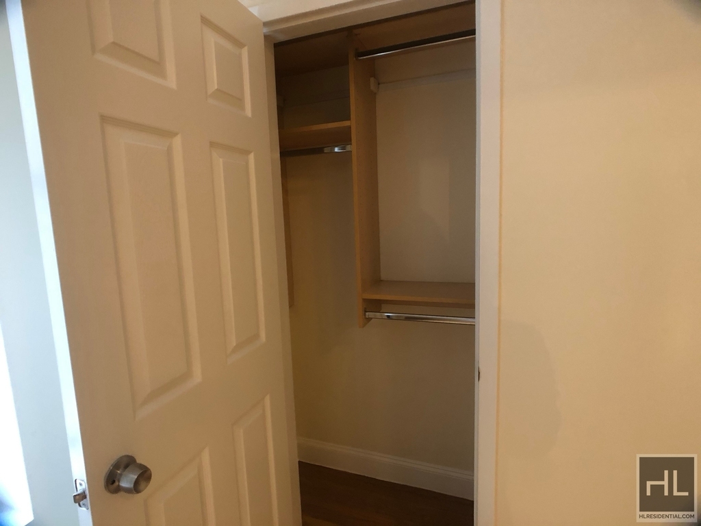 West 13 Street - Photo 4