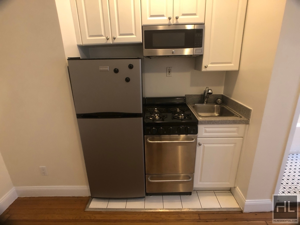 West 13 Street - Photo 2