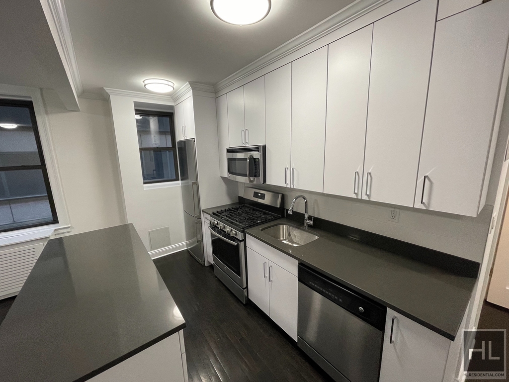 West 55 Street - Photo 4