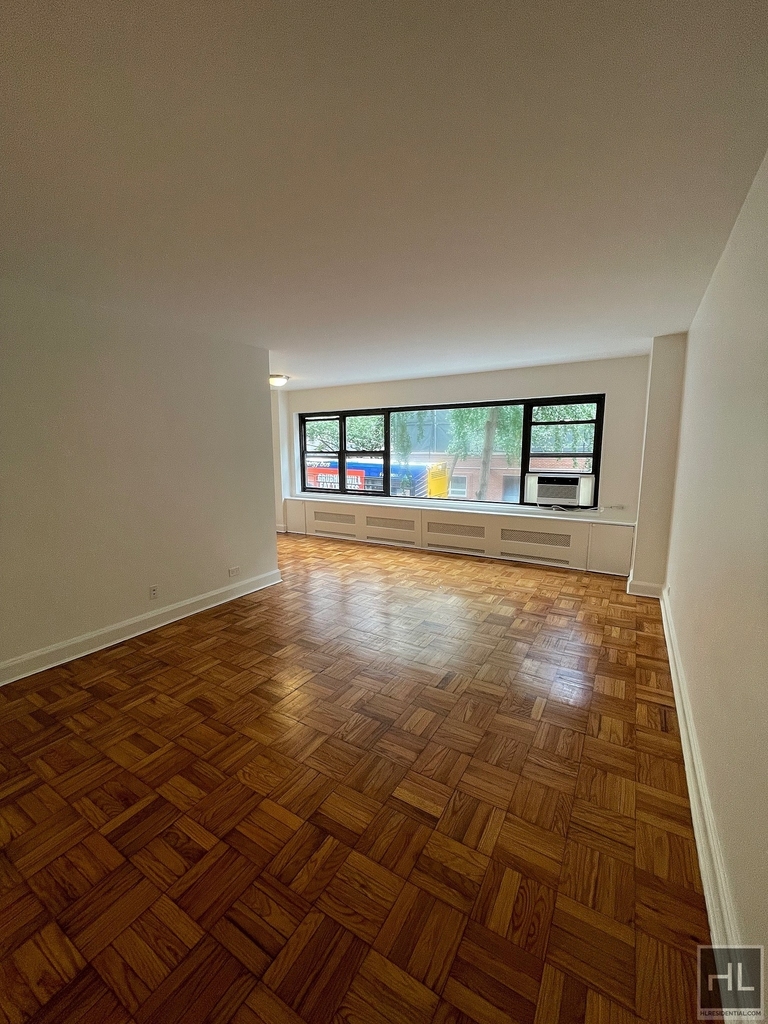 East 55 Street - Photo 3