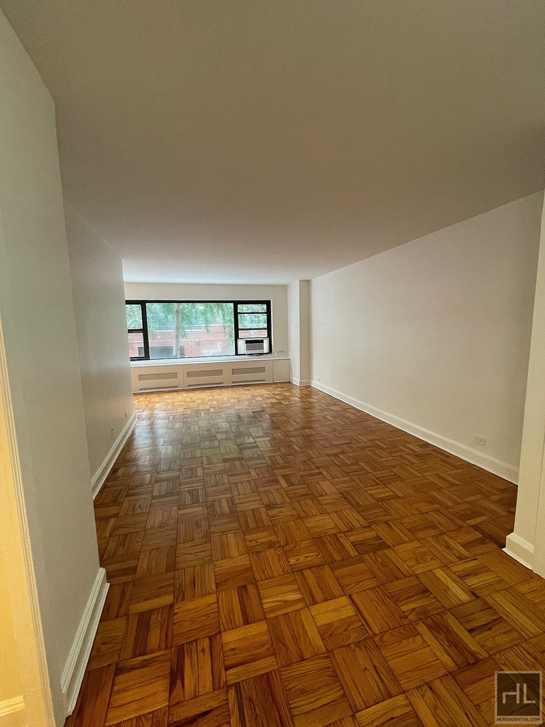 East 55 Street - Photo 4