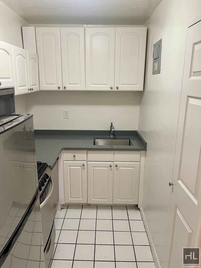 East 36 Street - Photo 3