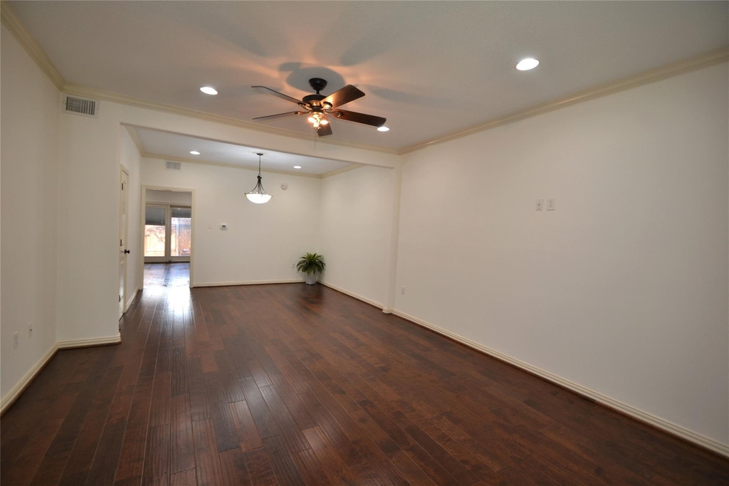 830 Threadneedle Street - Photo 1