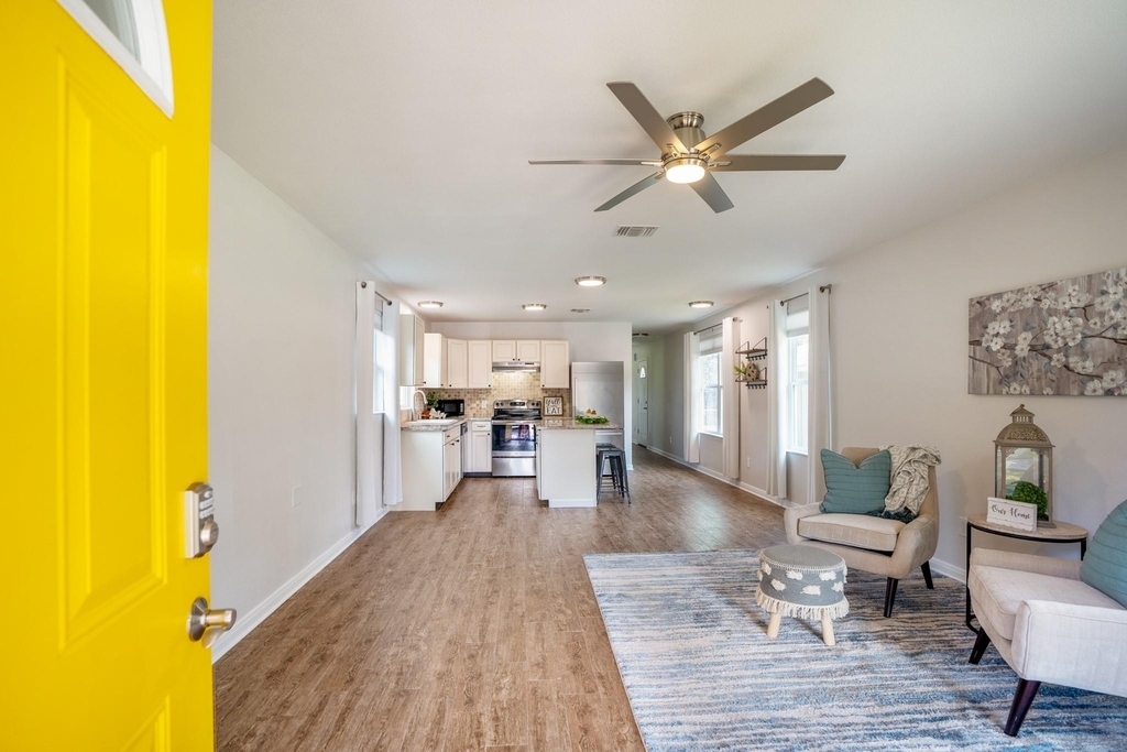 306 Foster Street - Photo 3