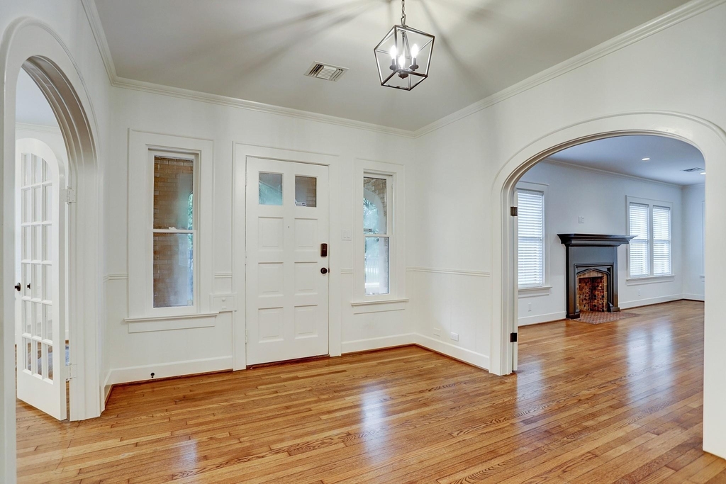 1903 W Walker Street - Photo 3