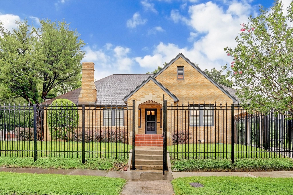 1903 W Walker Street - Photo 0
