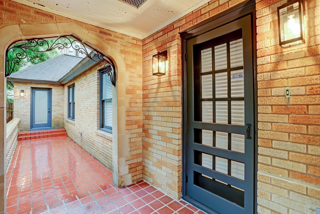 1903 W Walker Street - Photo 5