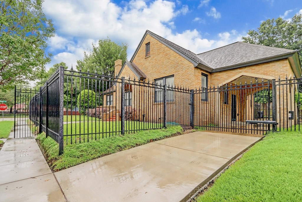 1903 W Walker Street - Photo 1