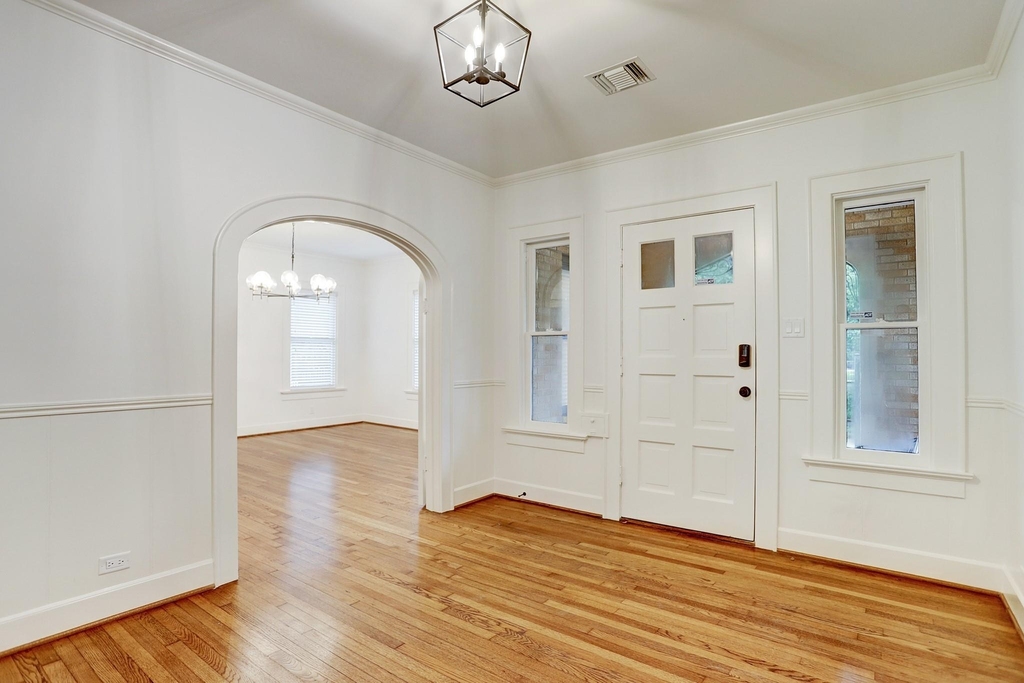 1903 W Walker Street - Photo 4
