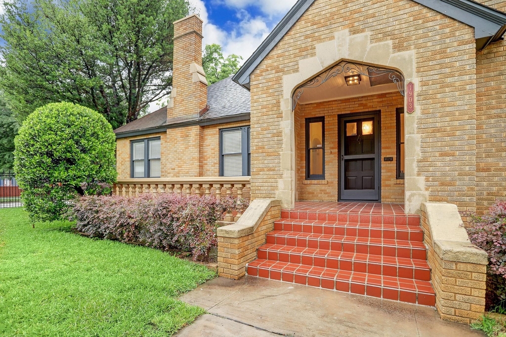 1903 W Walker Street - Photo 2