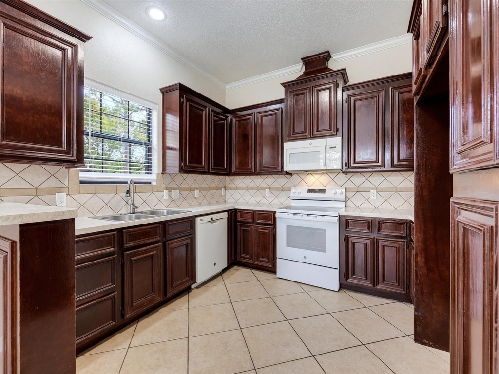16739 Barcelona Drive - Photo 9