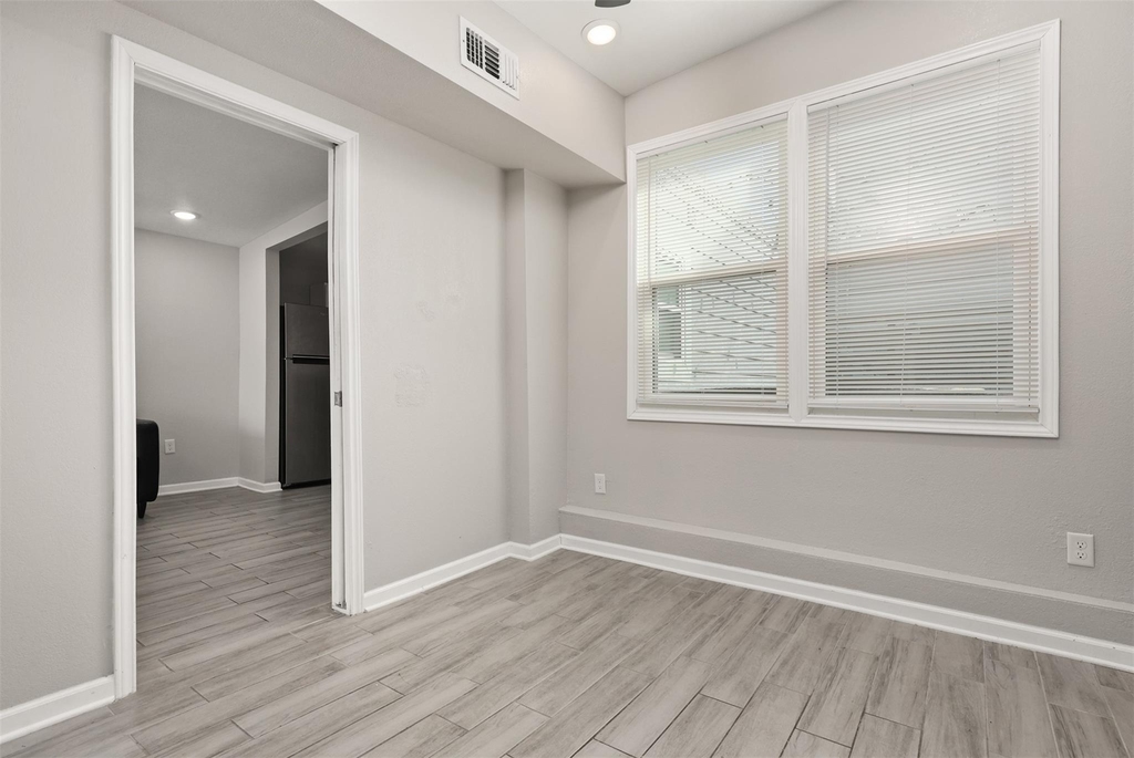 1028 Avenue K - Photo 11
