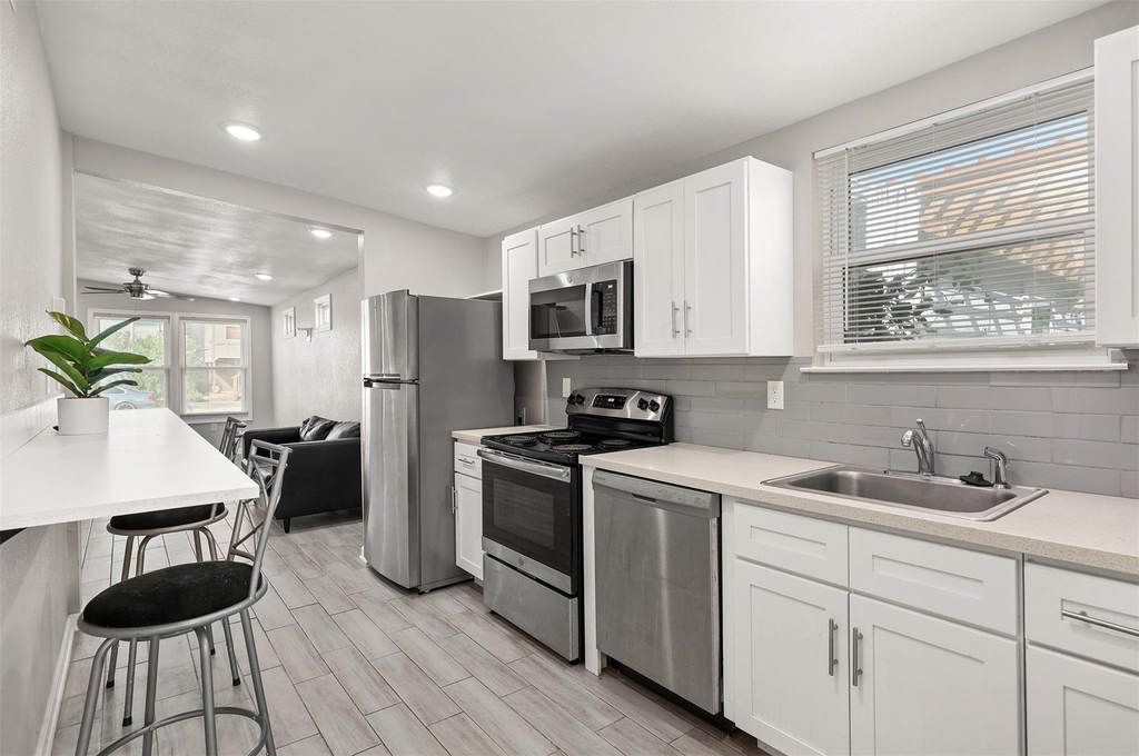 1028 Avenue K - Photo 0