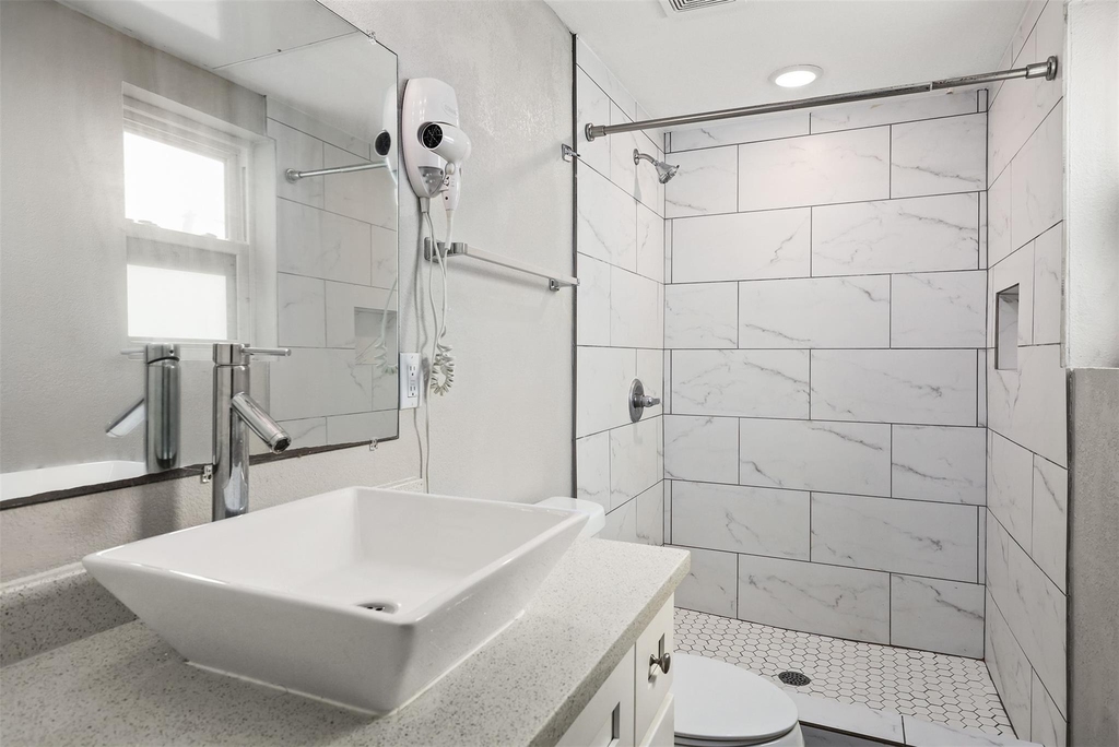 1028 Avenue K - Photo 10