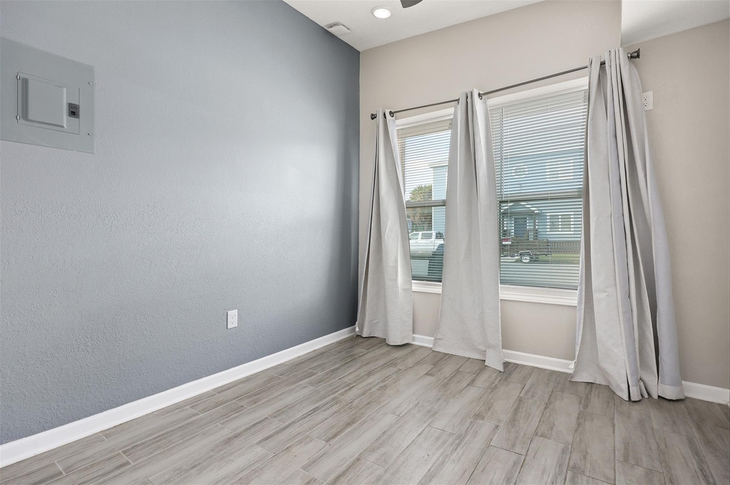 1028 Avenue K - Photo 8
