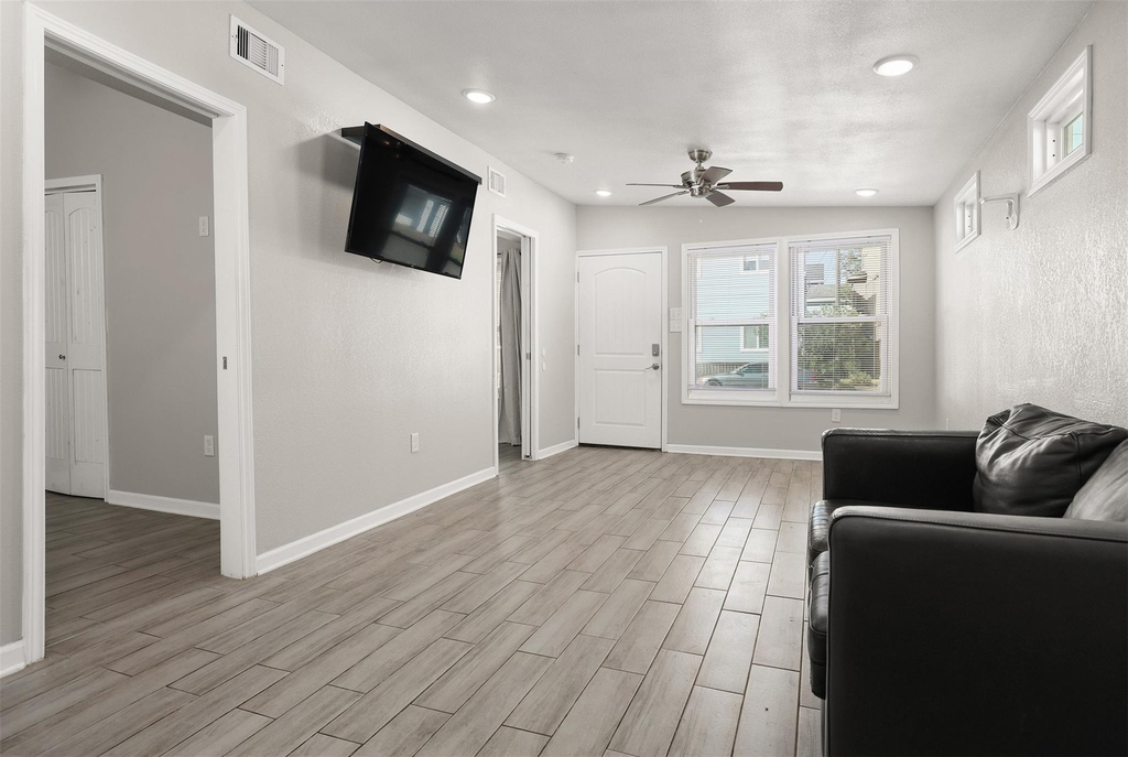 1028 Avenue K - Photo 4